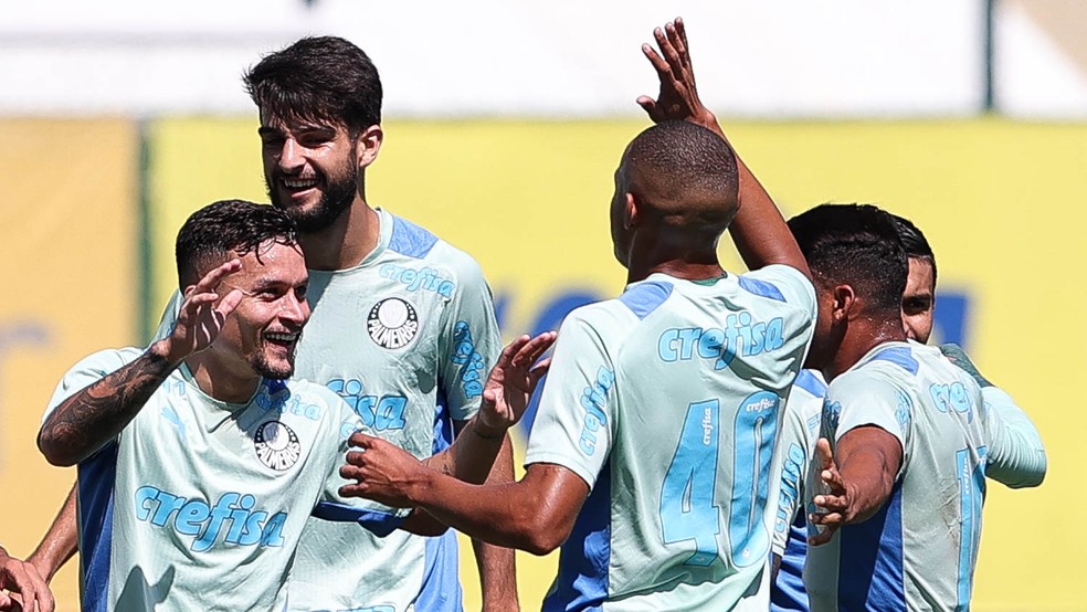 Artur comemora gol com companheiros em treino do Palmeiras — Foto: Cesar Greco/Palmeiras