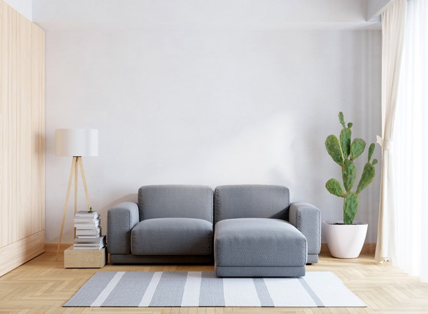 Sofás retráteis são perfeitos para ambientes que podem funcionar tanto como sala de estar como de TV  (Foto: Freepik / CreativeCommons)