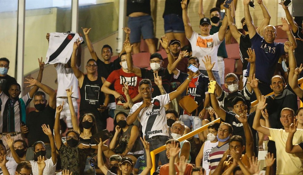 Torcedores do Vasco na Arena Batistão, em Aracaju — Foto: Rafael Ribeiro/Vasco