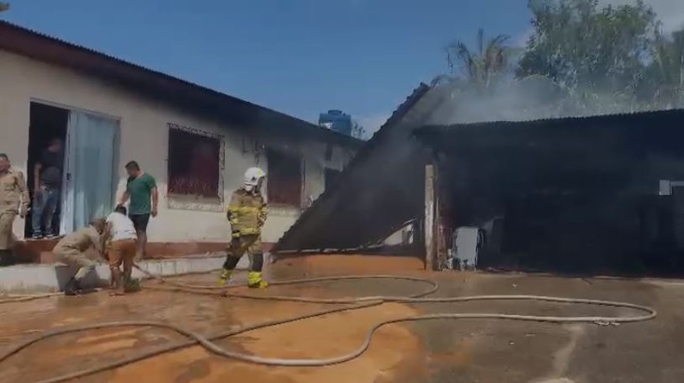 Bombeiros são acionados para conter fogo em garagem de casa no interior do Acre— Foto: Bruno Vinicius/Rede Amazônica Acre 