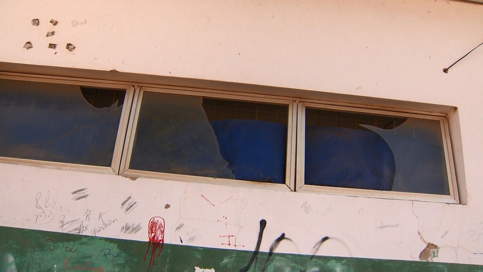 Vidros de escola de Fundão estão quebrados, no ES — Foto: Samy Ferreira/ TV Gazeta