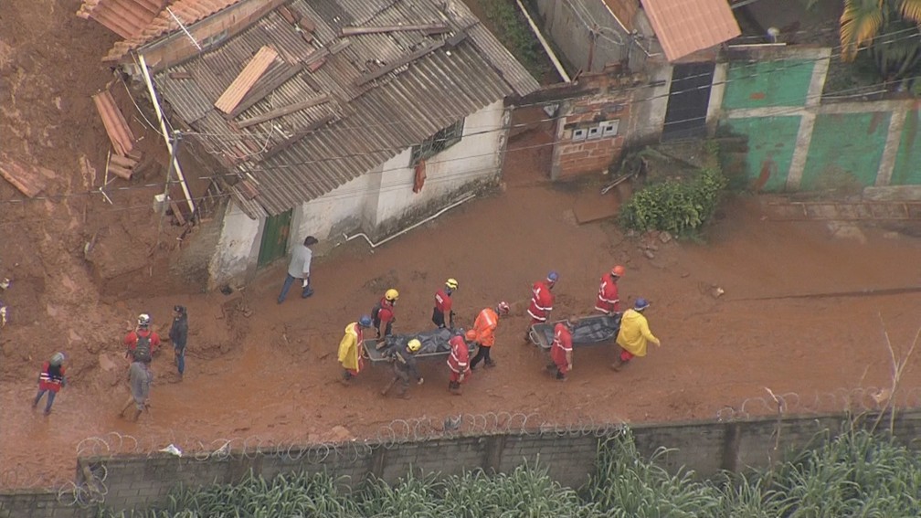 Os dois corpos resgatados na Vila Bernadete são de dois homens da mesma família — Foto: Globocop