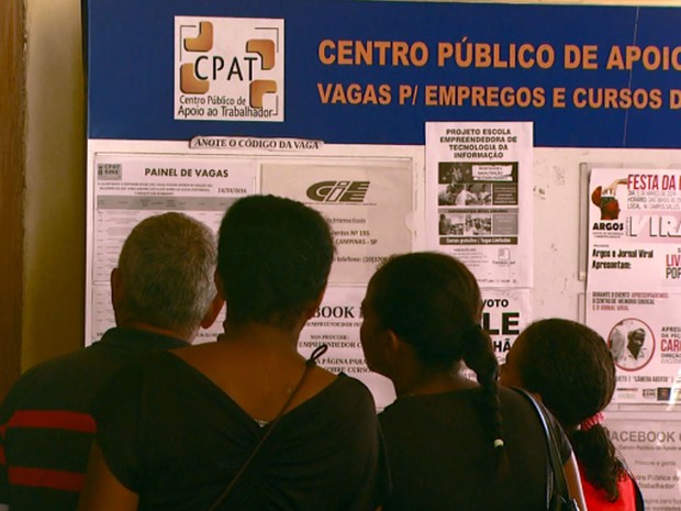 Candidatos buscam vaga de emprego no CPAT em Campinas (Foto: Reprodução EPTV)