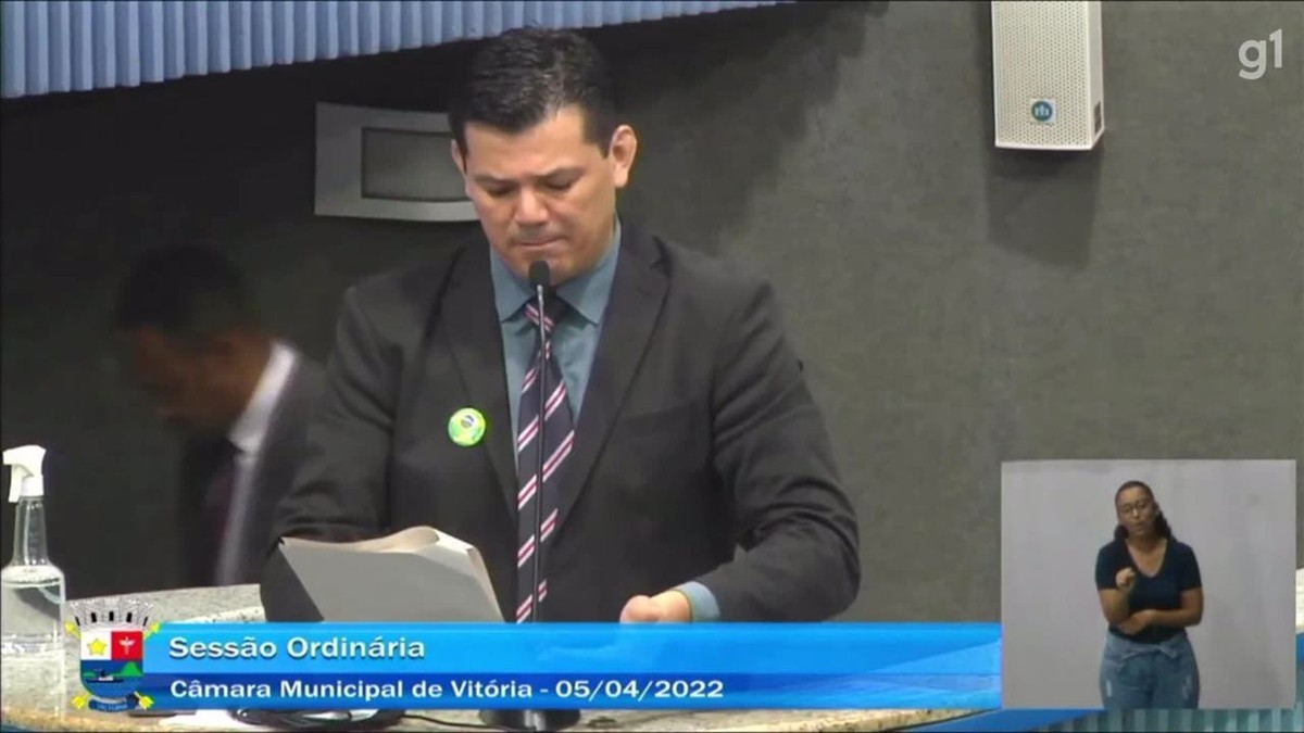 Vídeo: 'Deus fez o homem e a mulher, o resto é jacaré', diz vereador de Vitória sobre ativista transexual - Globo.com