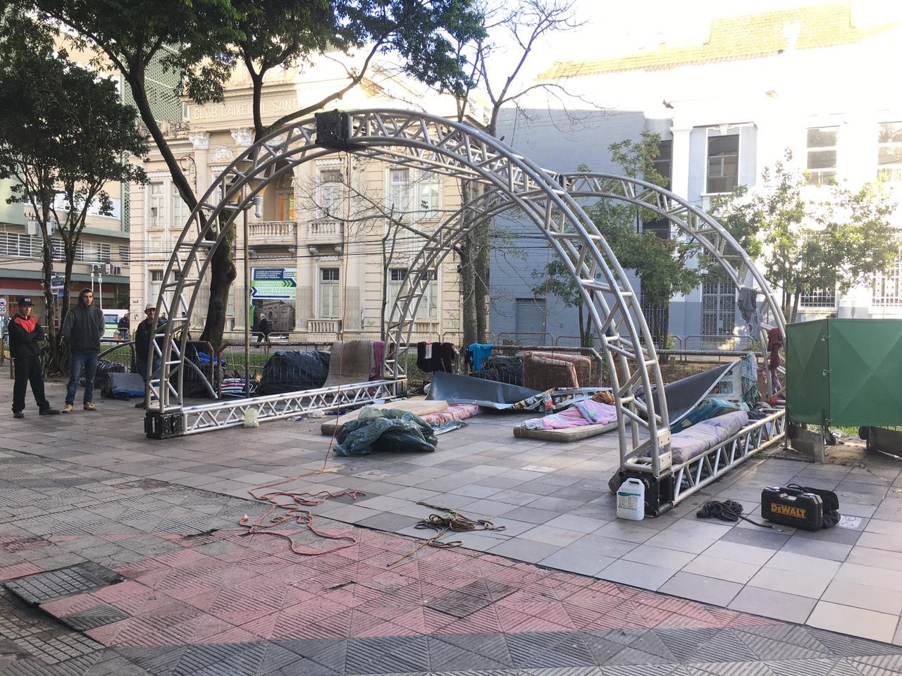 Depois de 10 anos, tenda da vigília em homenagem a vítimas da boate Kiss é desmontada em Santa Maria 