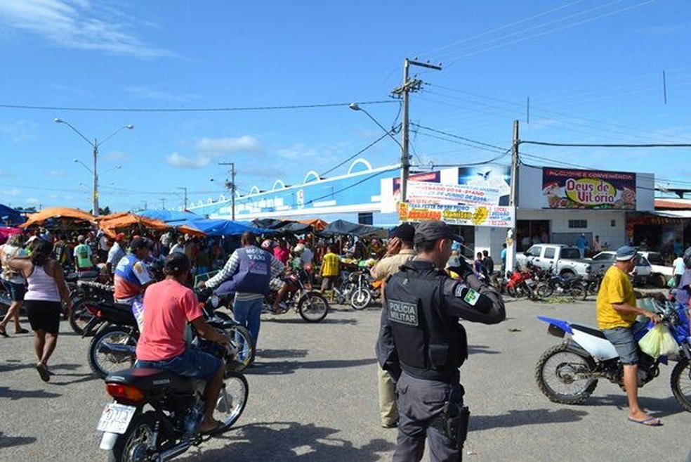 Linha férrea passa no meio da cidade de João Câmara, interior do RN (Foto: Marcos Montoril/cedida)