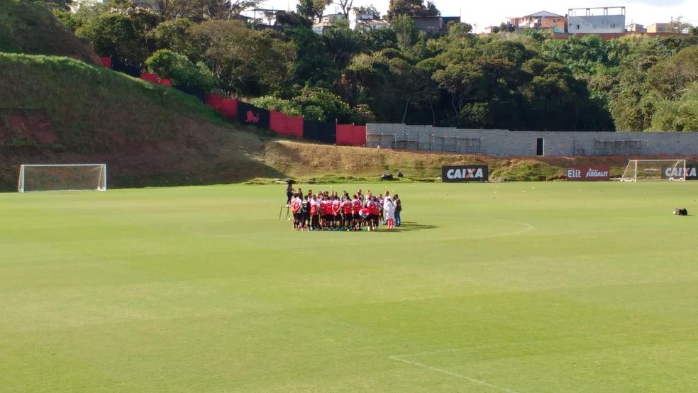 Grupo do Vitória prestou homenagem às vítimas com um minuto de silêncio (Foto: Rafael Santana)
