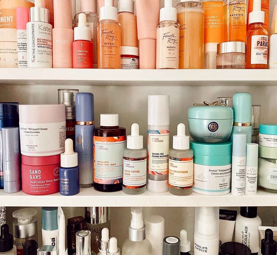 Prateleira de banheiro com produtos de skincare do perfil @mandylikesbeingbroke (Foto: reprodução Instagram @mandylikesbeingbroke )