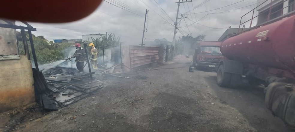 Bombeiros trabalham no combate a um incêndio no Distrito Industrial em Juiz de Fora — Foto: Corpo de Bombeiros/Divulgação