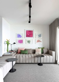 Quadros e almofadas na mesma paleta formam uma composição 'clean' e moderna para a sala. Projeto do escritório Rodra Cunha