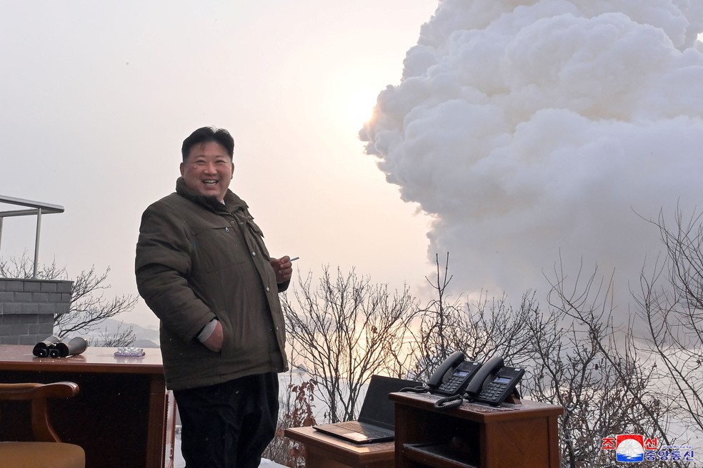 O líder norte-coreano Kim Jong Un orienta um teste de "motor de combustível sólido de alto impulso" como parte do desenvolvimento de uma nova arma estratégica, no Campo de Lançamento de Satélite Sohae, em Tongchang-ri, Coreia do Norte, 15 de dezembro de 2022 — Foto: KCNA via REUTERS