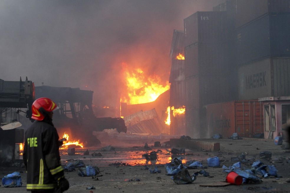 Bombeiro durante trabalho de conter as chamas em incêndio em depósito de Bangladesh — Foto: AFP