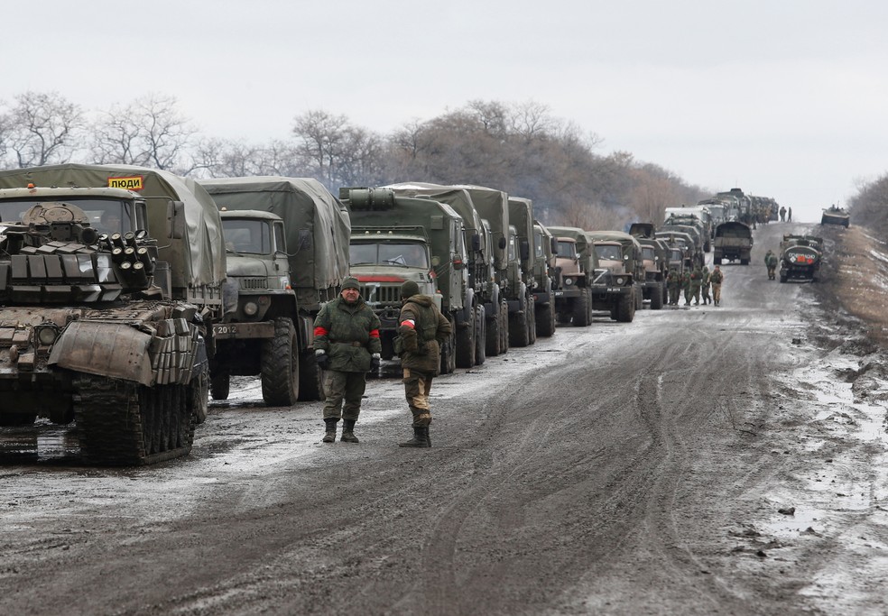 Comboio militar das for&ccedil;as-armadas da auto-proclamada Uma vis&atilde;o mostra um comboio militar das for&ccedil;as armadas da auto-proclamada Rep&uacute;blica Popular de Luhansk, na regi&atilde;o de Luhansk na Ucr&acirc;nia &mdash; Foto: REUTERS/Alexander Ermochenko