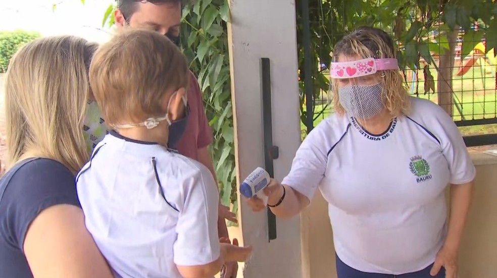 Protocolos de prevenção à Covid-19 estão sendo seguidos nas escolas de Bauru (SP) neste retorno as aulas presenciais — Foto: Reprodução/ Tv Tem