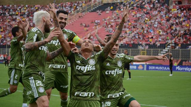 Deyverson comemora um de seus dois gols pelo Palmeiras