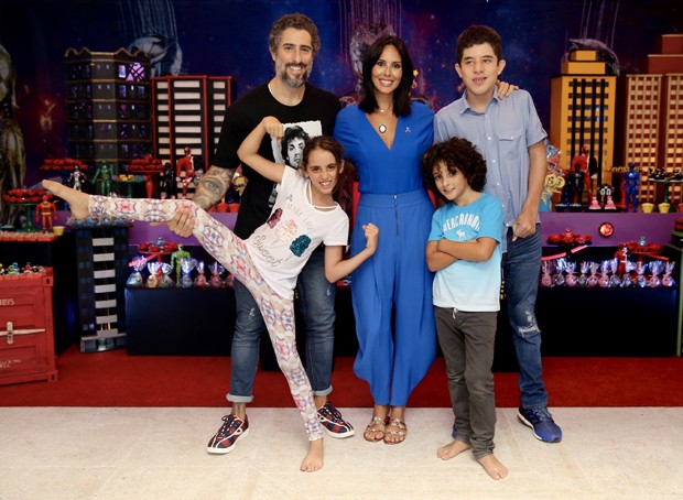 Marcos Mion e Suzana Gullo com os filhos Romeo, Donatella e Stefano (Foto: Manuela Scarpa/Brazil News​)