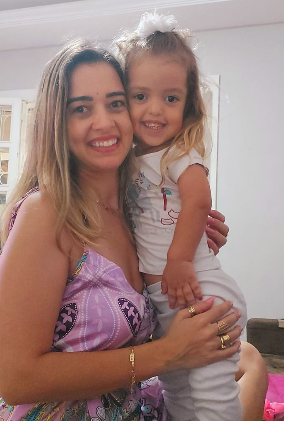 Priscilla Dornellas, vice-presidente da Nanismo Brasil e a filha Mel, de 4 anos — Foto: Arquivo pessoal