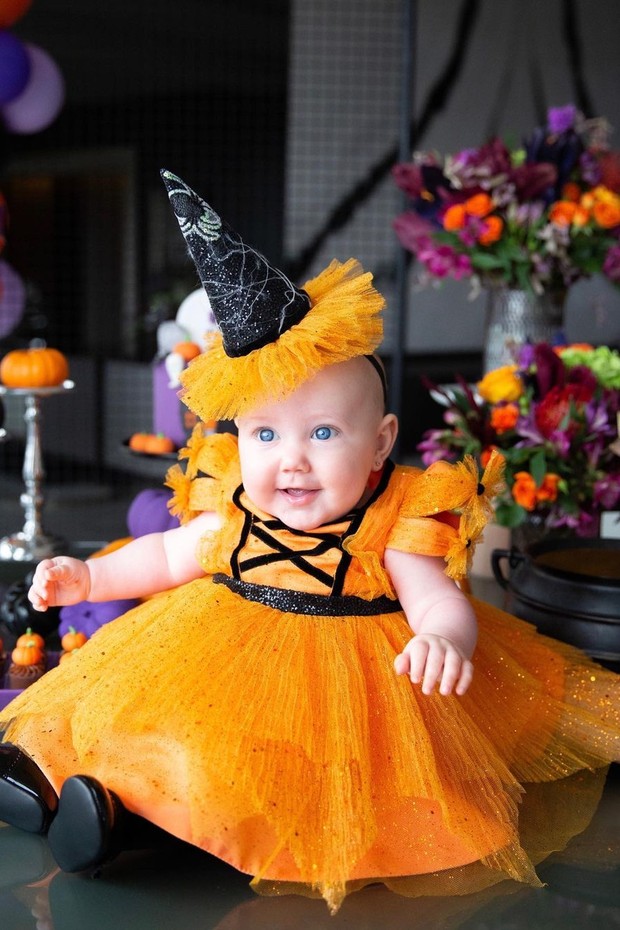 Ana Paula e Justus fazem festa de Halloween para os cinco meses da filha (Foto: Reprodução/Instagram)