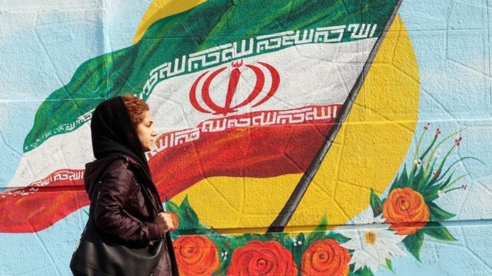 Mulher no Irã; perspectiva é de piora na relação do país com os EUA, sobretudo pelo tema do armamento nuclear — Foto: Getty Images via BBC