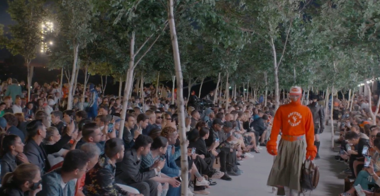 O desfile da Louis Vuitton homenageou Virgil Abloh com a última