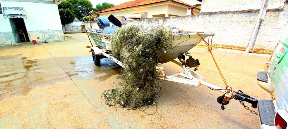 Redes irregulares foram apreendidas em Presidente Epitácio e em Teodoro Sampaio — Foto: Polícia Ambiental 