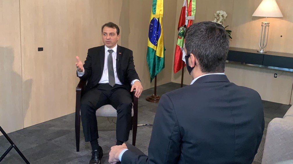 Governador de Santa Catarina, Carlos Moisés da Silva, em entrevista ao jornalista Raphael Faraco — Foto: Mateus Castro/NSC TV