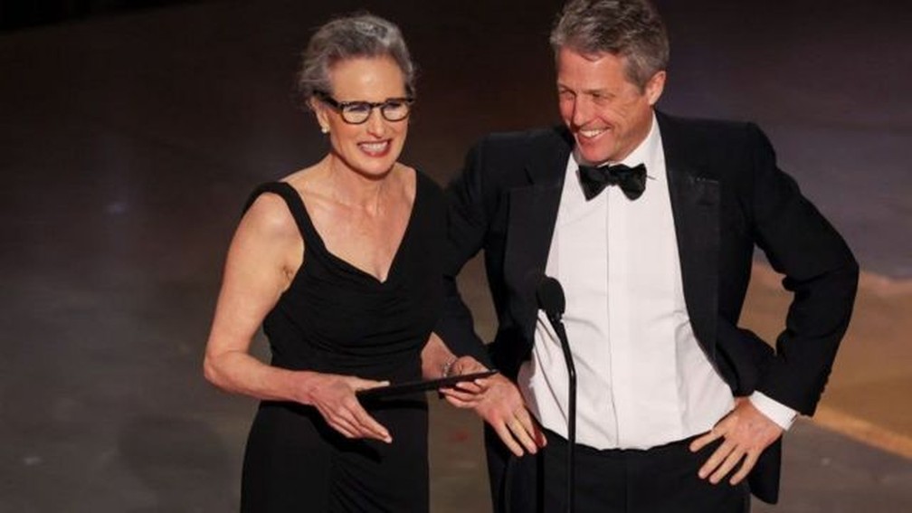 Andie MacDowell e Hugh Grant juntos no Oscar — Foto: Getty Images/via BBC