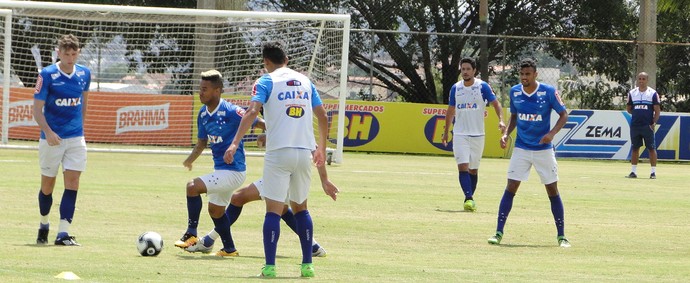 Mistério continua: Deivid orienta treino técnico e não dá pistas do time titular