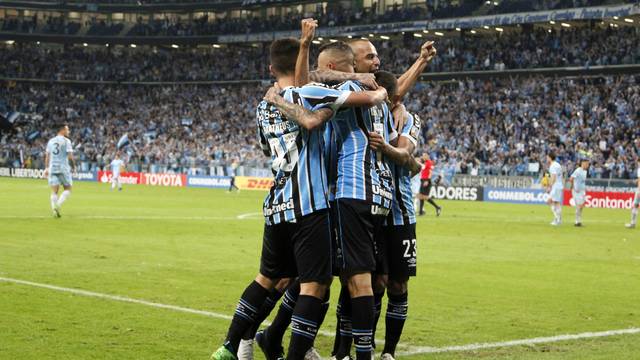 Gremistas comemoram gol de Luan