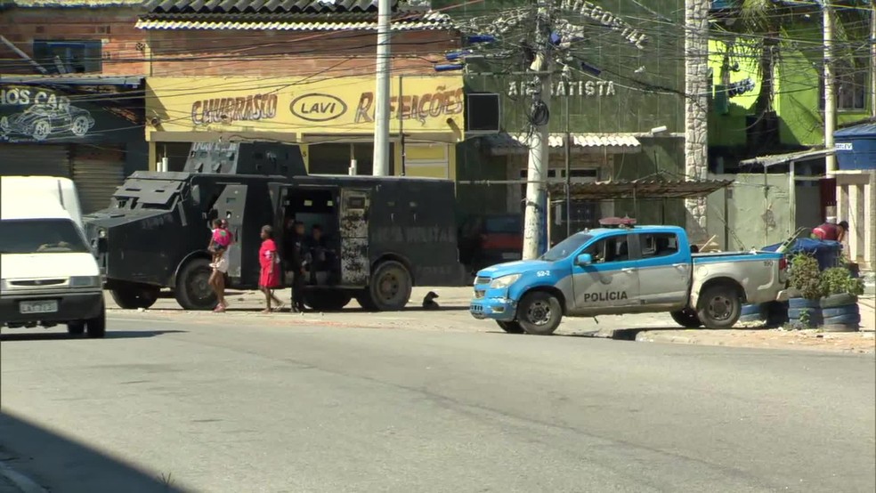 Um blindado e um carro da PM reforçavam o policiamento na entrada da Favela do Lixão, em Duque de Caxias — Foto: Reprodução / TV Globo
