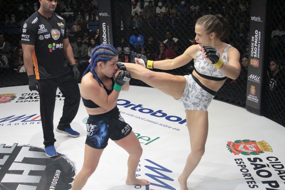 Stephanie Luciano venceu Aline "Pitbull" Maciel por nocaute técnico com 1min17s do R2 — Foto: Leonardo Fabri