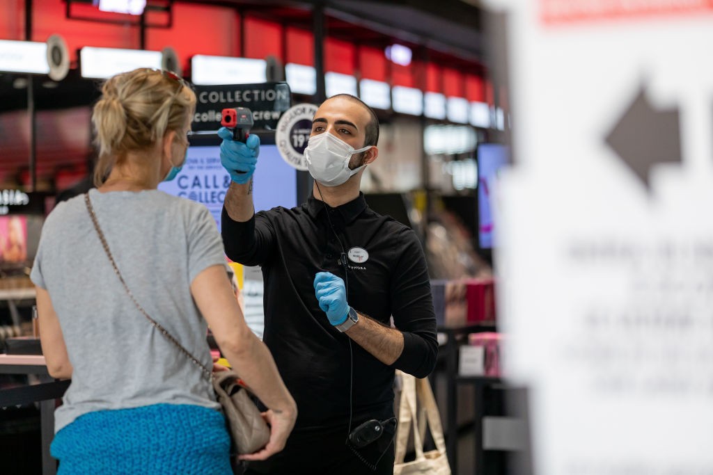 Staff members give hand-sanitizing gel and test customers temperature inside of Sephora store during the first day of activities reopening after Coronavirus lockdown on May 18, 2020 in Milan, Italy. (Photo by Alessandro Bremec/NurPhoto via Getty Images) (Foto: NurPhoto via Getty Images)