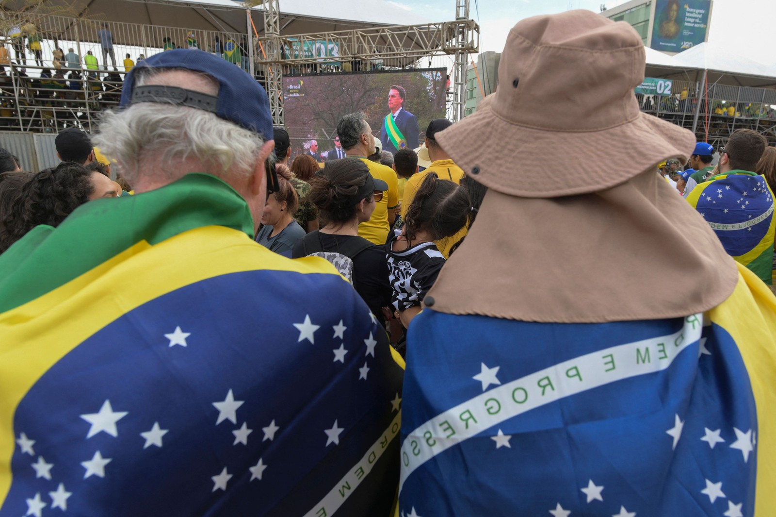 Apoiadores assistem ao desfile de 7 de setembro em Brasília — Foto: Evaristo Sá/AFP