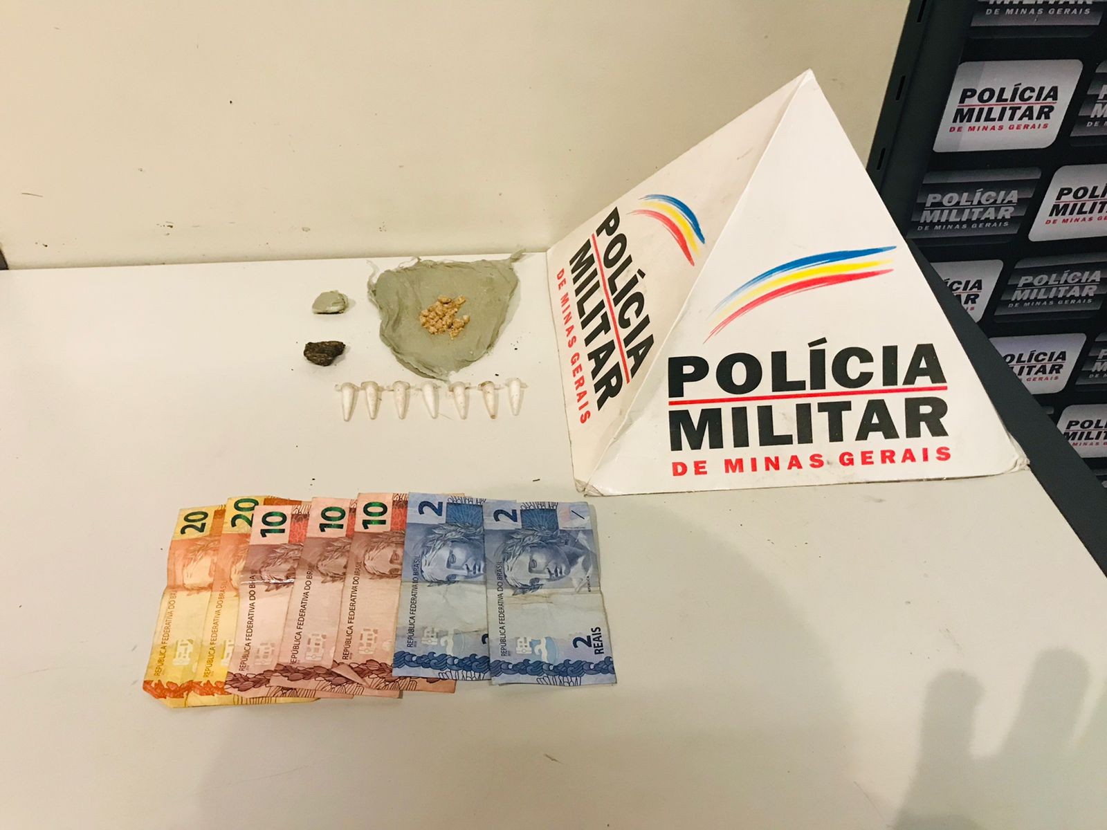Dupla suspeita de tráfico de drogas é detida em Divinópolis 