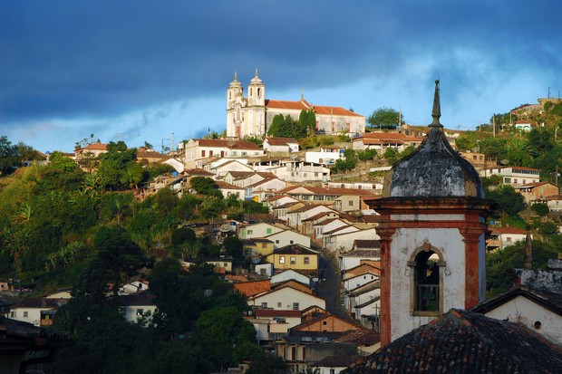 Ouro Preto, with houses and church in the background, one of the main historical cities of Minas Gerais. (Foto: Getty Images)