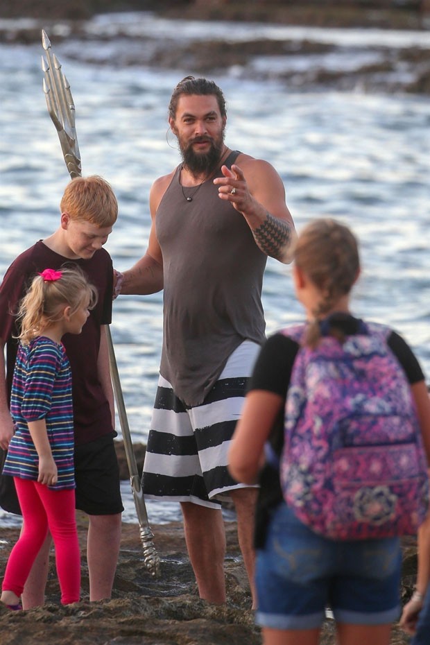 Oahu, HI  - *EXCLUSIVE*  - *WEB MUST CALL FOR PRICING* Aquaman emerges from the Pacific Ocean! Actor Jason Momoa was spotted holding his signature trident on the island of Oahu as he emerged from the Pacific Ocean. 'Aquaman' is set to be released tomorrow (Foto: Flightrisk / Crocky / BACKGRID)