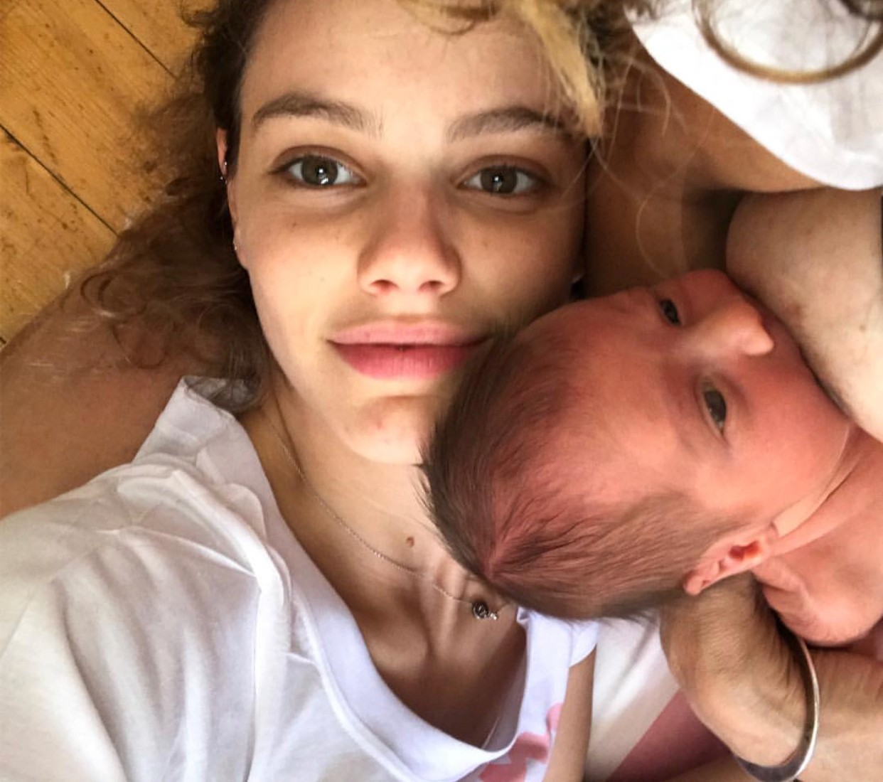 A atriz ao lado da mãe, que amamenta, a irmã recém-nascida (Foto: Reprodução Instagram)