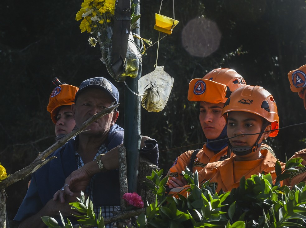 Homenagens no morro da queda do voo da Chapecoense (Foto: JOAQUIN SARMIENTO / AFP)