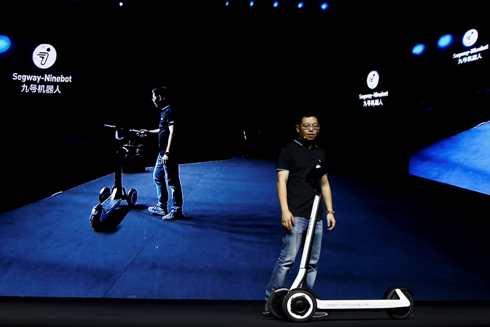 O presidente da Ninebot, Wang Ye, apresentou o patinete KickScooter T60, em Pequim, na Ãºltima sexta-feira 916) â Foto: Florence Lo/Reuters
