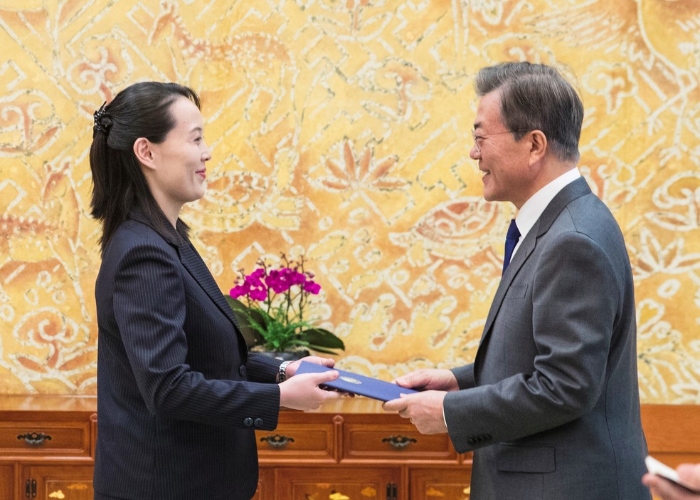 Irmã de Kim Jong Un, Kim Yo Jong, entrega carta assinada pelo líder norte-coreano ao presidente sul-coreano Moon Jae-in durante reunião em Seul (Foto: YONHAP / AFP)