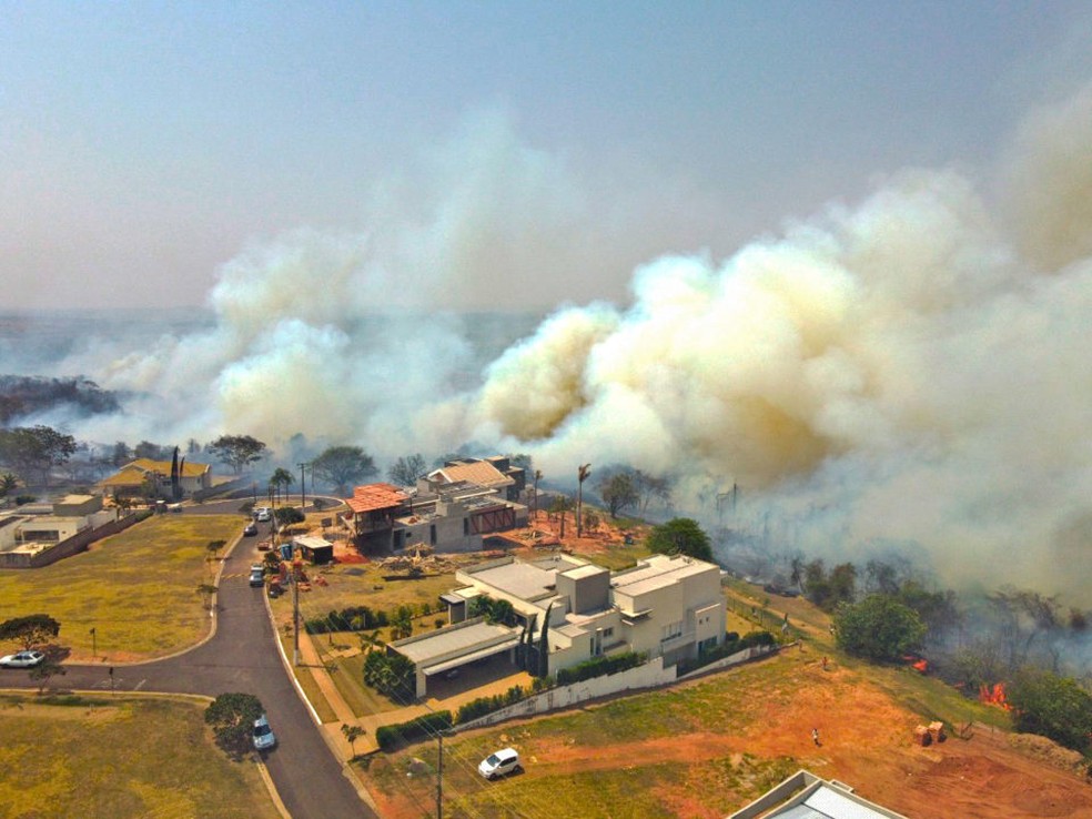 Fumaça do incêndio próximo aos condomínios incomodou os moradores em Marília — Foto: Marília Notícia/ Divulgação