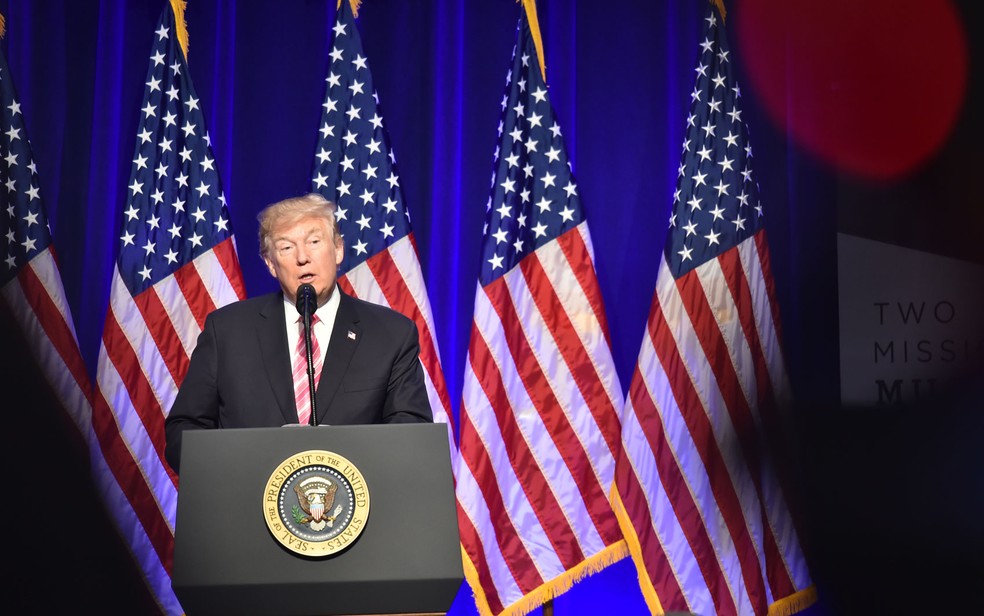 O presidente dos EUA, Donald Trump, discursa durante a inauguração do Museu dos Direitos Civis do Mississippi, na cidade de Jackson, no sábado (9) (Foto: Nicholas Kamm/AFP)