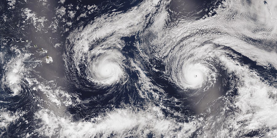 Região próxima ao Havaí, Oceano Pacífico – Os furacões Madeline e Lester quase atingiram o Havaí em agosto  de 2016. Desde o fim da década de 1940, 15 fenômenos desse tipo passaram a cerca de 200 milhas náuticas de lá. (Foto:  Jesse Allen/NASA Earth Observatory)