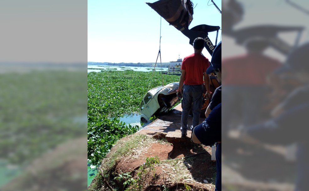 Vídeo mostra retirada de veículo que caiu no Rio Tietê e matou idoso afogado em Itapuí — Foto: Thaisa Moares/Noticiantes/Divulgação