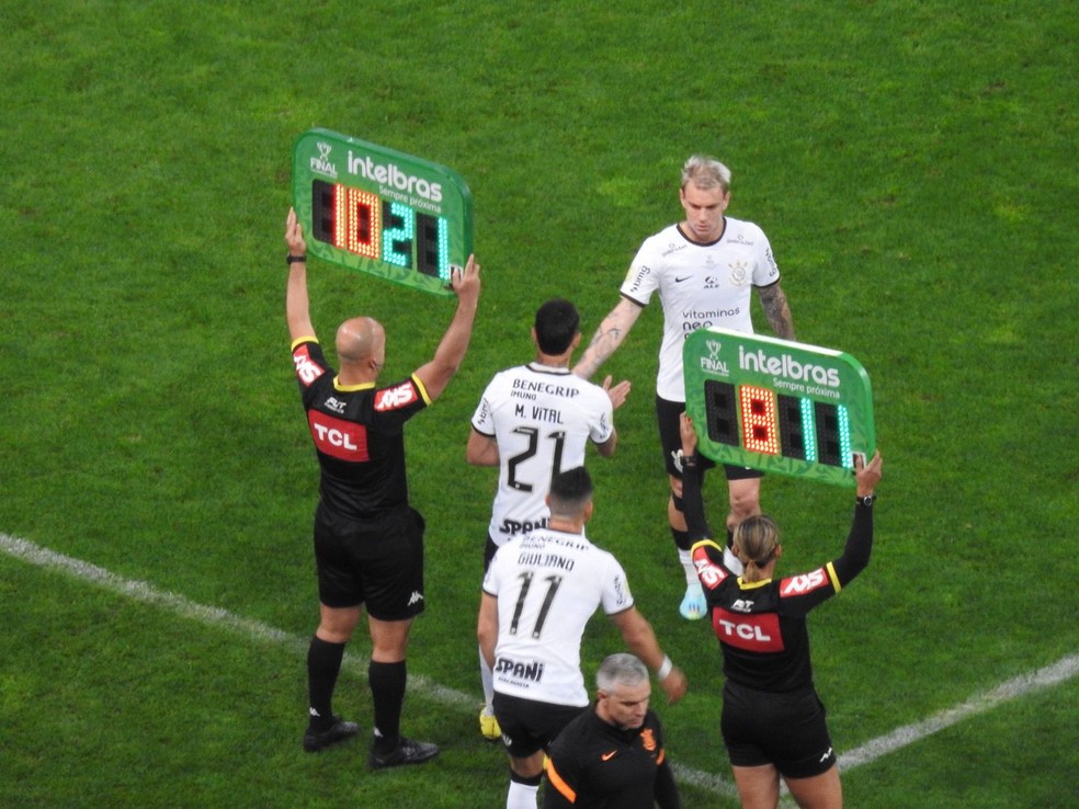 Mateus Vital e Giuliano entram para a saída de Róger Guedes e Renato Augusto em Corinthians 0 x 0 Flamengo — Foto: Henrique Toth