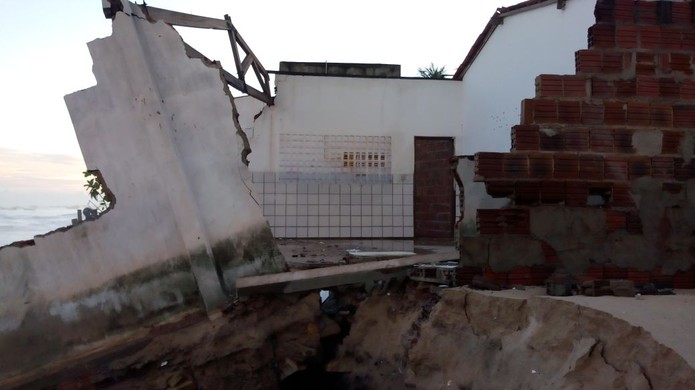 Parte da Escola Municipal Emanuel Bezerra desabou com força da maré, em Caiçara do Norte, no RN (Foto: Amarildo Elias)