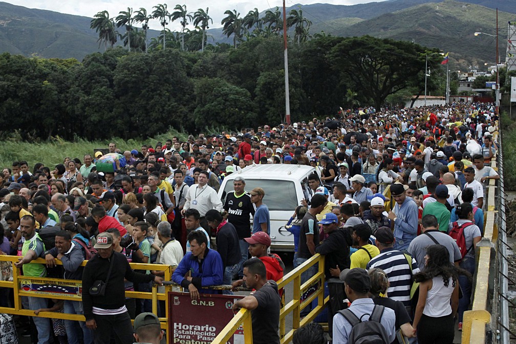 Ponte que liga San Antonio del Táchira, na Venezuela, a Villa Del Rosario, do lado colombiano, se tornou símbolo do êxodo de venezuelanos — Foto: Carlos Eduardo Ramirez/Reuters