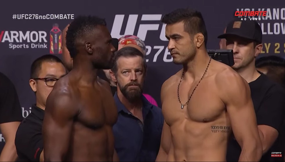 Uriah Hall (esq.) e André Sergipano (dir.) fazem encarada dura na pesagem do UFC 276 — Foto: Reprodução/Combate