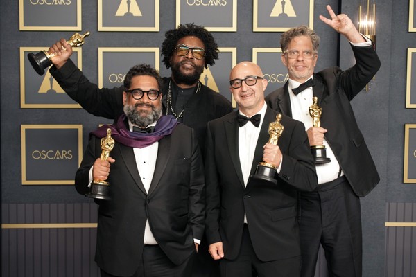 Joseph Patel, Ahmir Questlove Thompson, David Dinerstein e Robert Fyvolent com os Oscar vencidos por ele por Summer of Soul (2021) (Foto: Getty Images)
