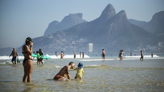 Muitos cariocas e visitantes aproveitaram o dia quente em meio ao inverno para se refrescar nas praias da Zona Sul — Foto: Hermes de Paula
